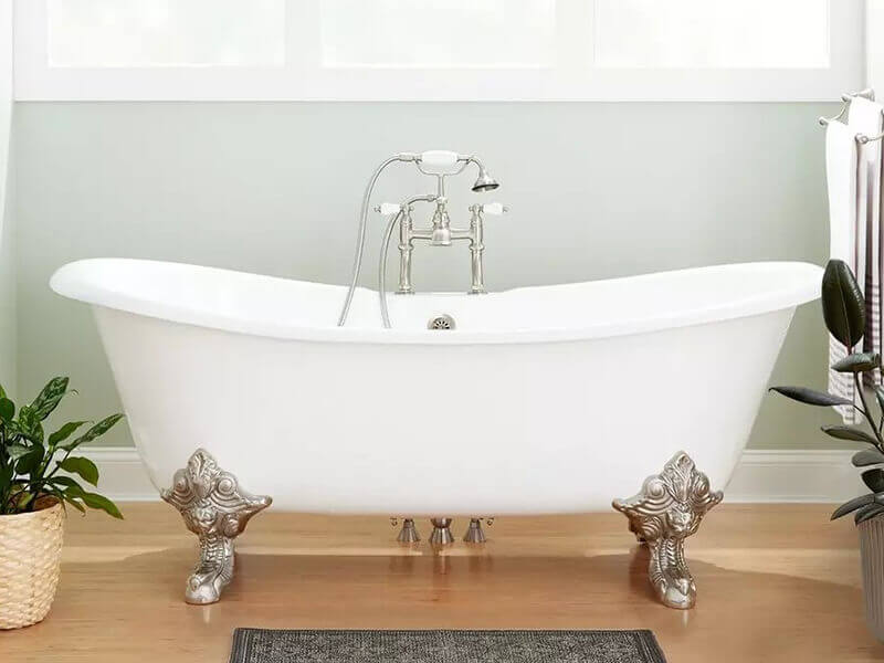 High-end white cast iron bathtub